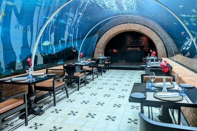 今バリ島でも話題になっている、ジ アプルヴァ ケンピンスキー バリ内の水中レストラン（事前予約必須）