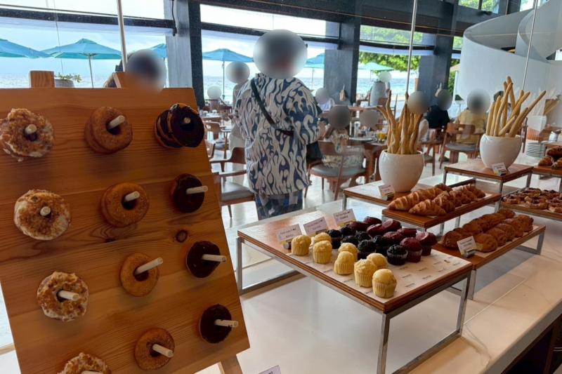 「アイランドキッチン」での朝食。さまざまなパンや、マフィン、ドーナツ（並べ方がオシャレだった）