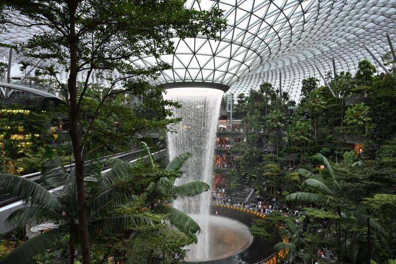 乗り継ぎのシンガポールチャンギ空港で、ジュエルも見られました