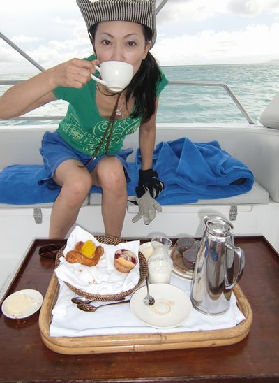 船上で朝食