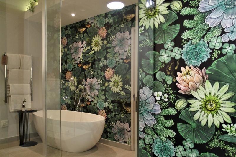 壁にお花が描かれたかわいらしいバスルーム