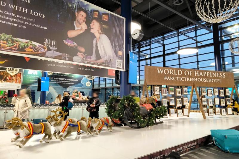 ロヴァニエミ空港に到着すると可愛いディスプレイがお出迎え。これから始まる旅への期待（ワクワク）が高まりました