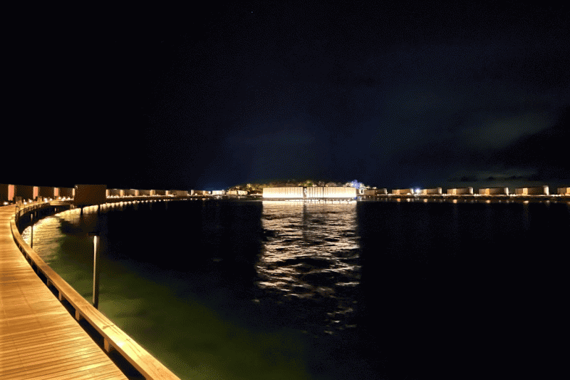 水上ヴィラのある夜の桟橋はライトアップされています