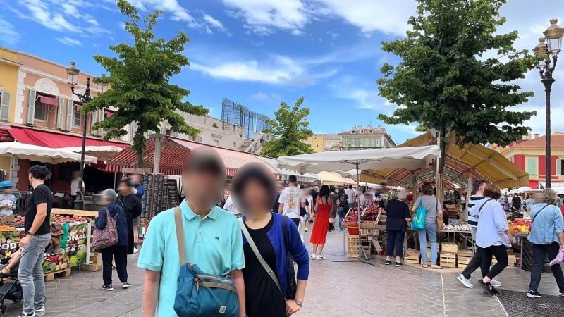 サルヤ広場で開催されている市場