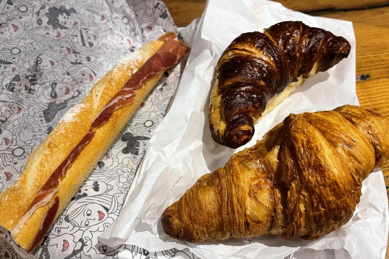 絶品のハモンセラーノ（生ハム）とクロワッサン