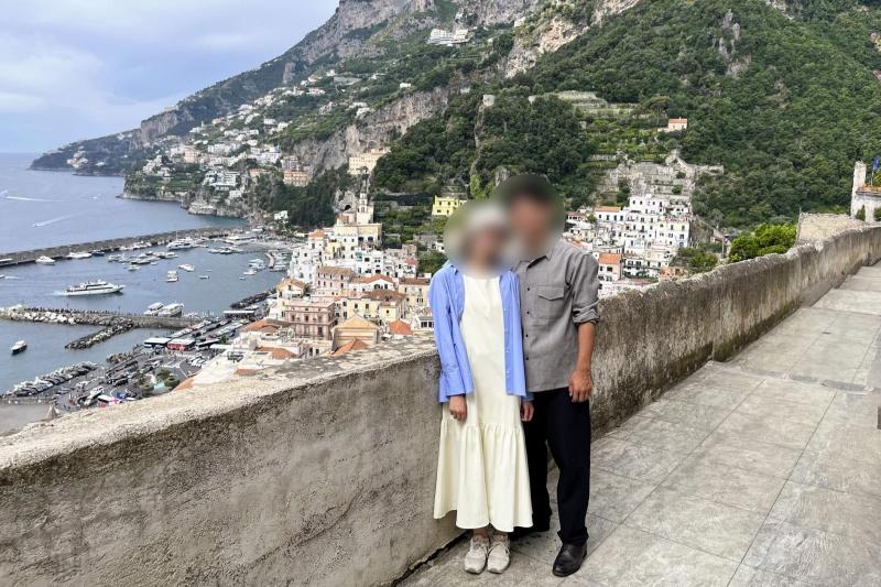 アマルフィの景色をバックに。エレベーターに乗って共同墓地に向かうと、そこからアマルフィを一望できました！