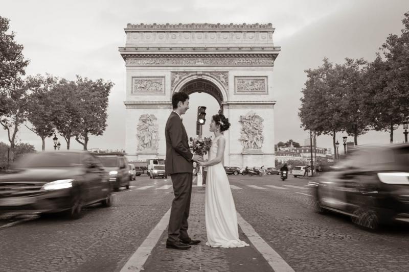 シャンゼリゼ通りから凱旋門をバックに