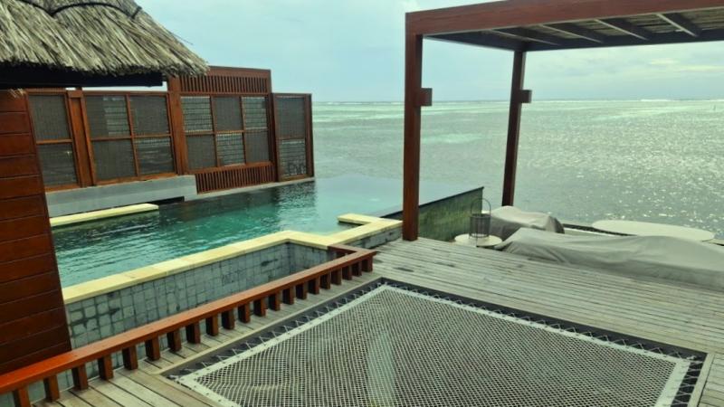 プライベートプールとラグーンを望むデッキ