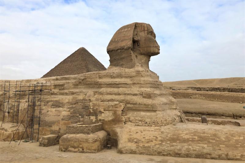 ピラミッドを背負ったスフィンクス。発見時は頭の先も埋もれていたとか…