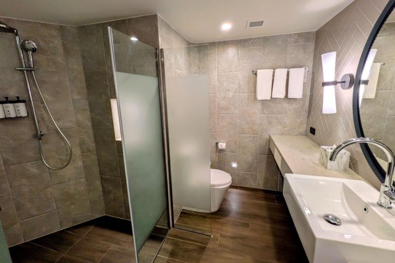 シャワー、トイレが同じ空間にあるタイプのバスルーム