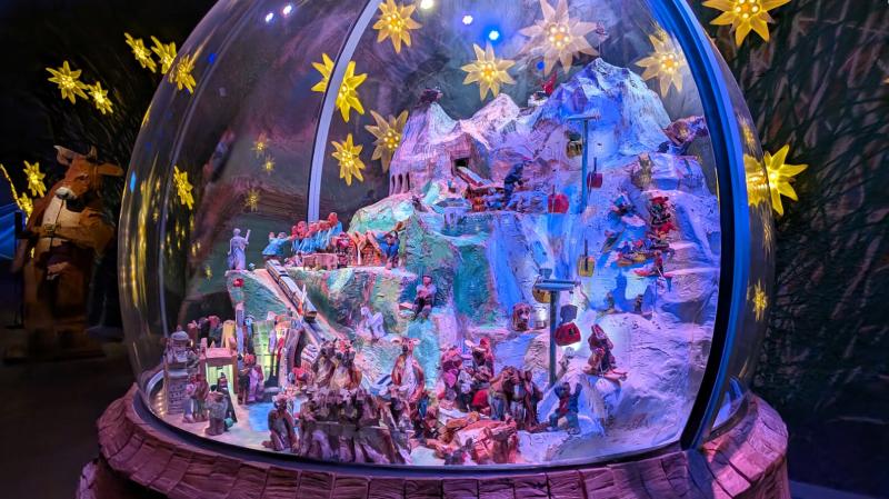 アルペン センセーション。アイガー、メンヒ、ユングフラウの山々やゴンドラのジオラマがかわいらしい