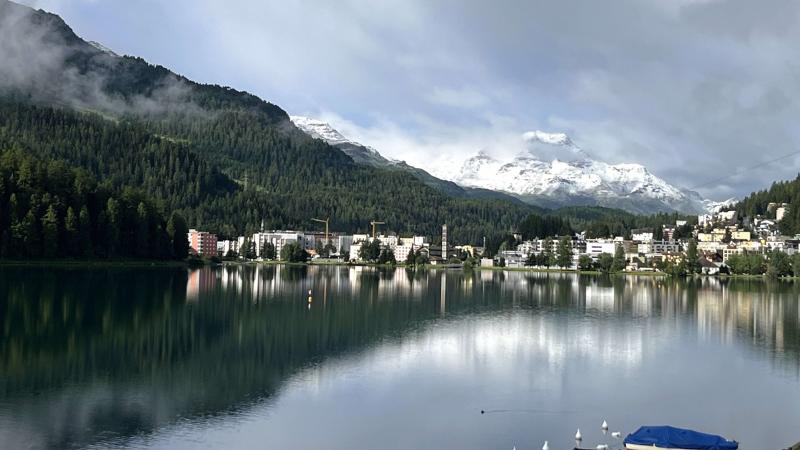 湖面に映る逆さサンモリッツ。晴れの多い町で、貴重な小雨