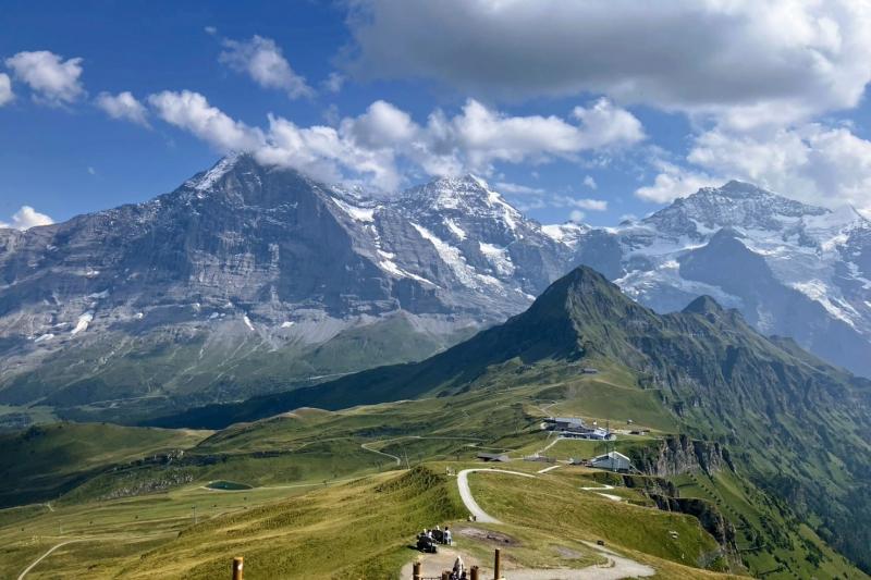  スイスを代表する山々。左からアイガー、メンヒ、ユングフラウ