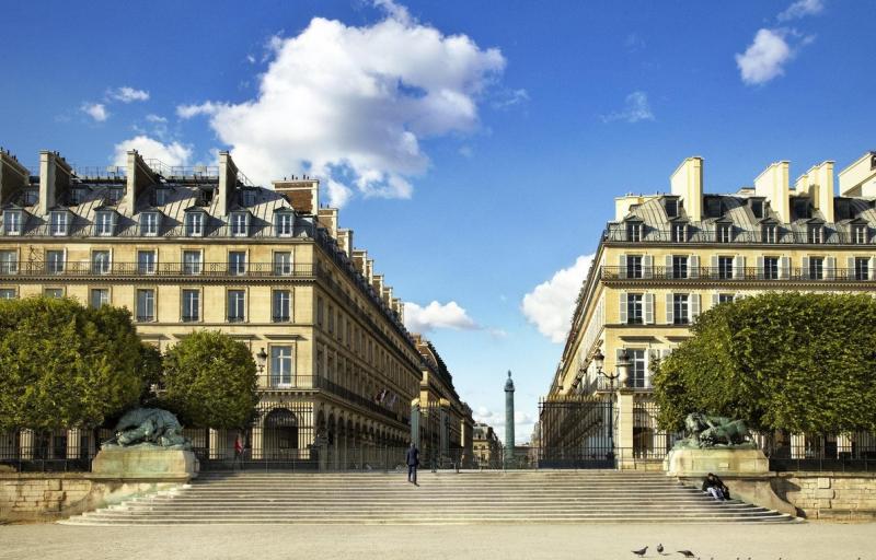 【ウェスティン パリ ヴァンドーム】1878年に開業した老舗ホテル。パリの観光名所へもアクセスが良く、コンコルド広場やシャンゼリゼ大通りを一望できる場所にあります。レストランやバー、スパ、フィットネスセンターの設備も充実し、ゆったりとお過ごしいただけます。