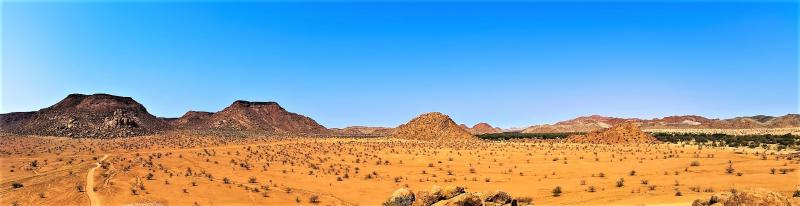 ナミビアナミビア旅行の魅力といえば、世界最古の砂漠と言われるナミブ砂漠。赤い砂丘やデッドフレイの幻想的な風景が広がり、特に朝日が昇る瞬間は圧巻です。また、エトーシャ国立公園ではバッファローを除くビッグ5をはじめ、多様な野生動物を観察できますよ！さらに、ヒンバ族との交流を通じて、伝統的な生活様式も学べます。