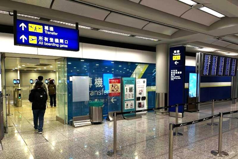 パスポートの読み取り、顔写真の撮影、航空券のスキャン