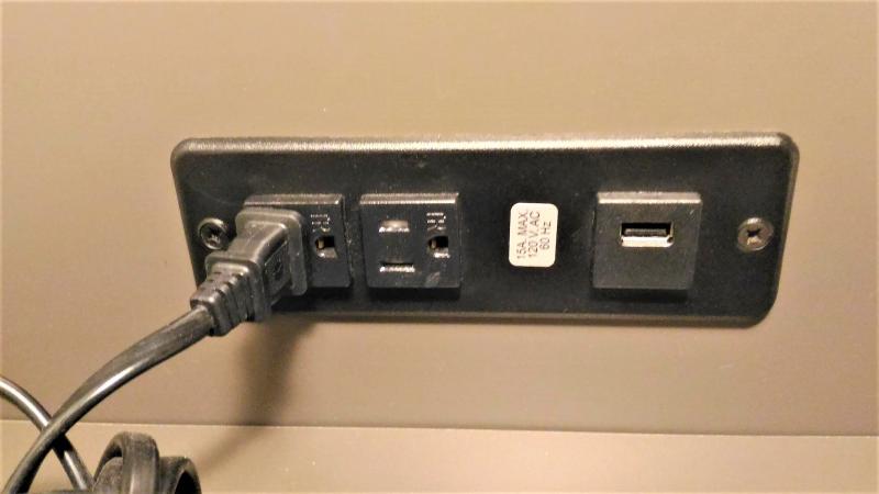 USBポートでの充電も可能なコンセントがあり、スマホの充電にも便利です