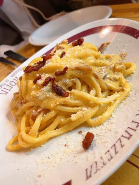 La Nuova Piazzettaの至高のカルボナーラ。イタリア旅行の食べ物の中で個人的（夫）ベスト！  濃厚なソースが絡まった中太麺とカリカリの香ばしいベーコンの調和は完璧！