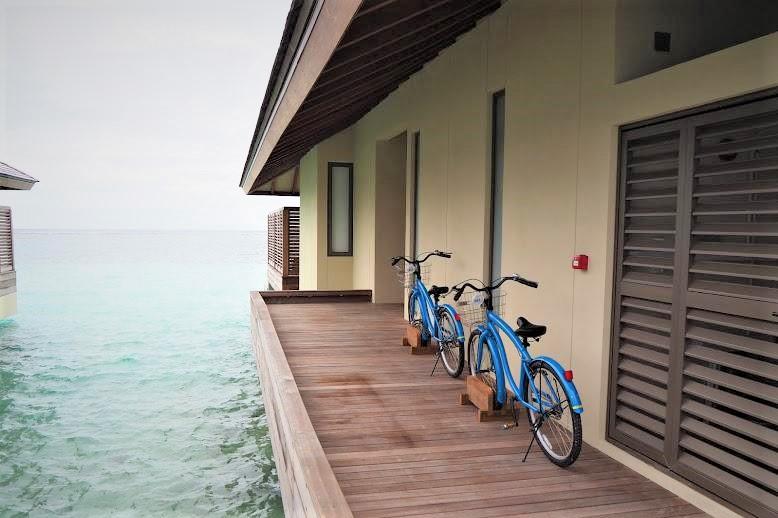 お部屋の入り口にある部屋番号札付きの自転車で島内サイクリングはいかが？