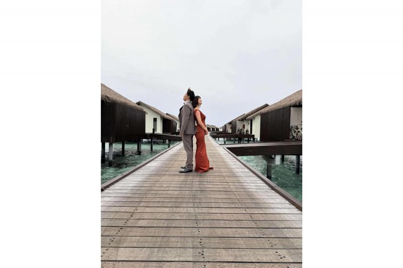 私たちはドローンの故障と、フォトシューティングの日の天候不良で、あいにくどちらも撮影ができなかったので、それが唯一の心残りです。代わりに、自分たちで撮影をしました。三脚を持参していて良かったです。