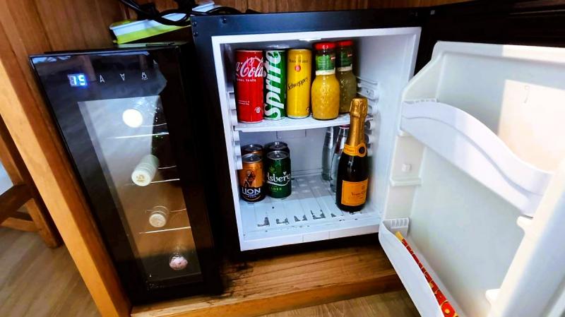 ミニバーの上段ソフトドリンクは無料、有料のアルコールもあります