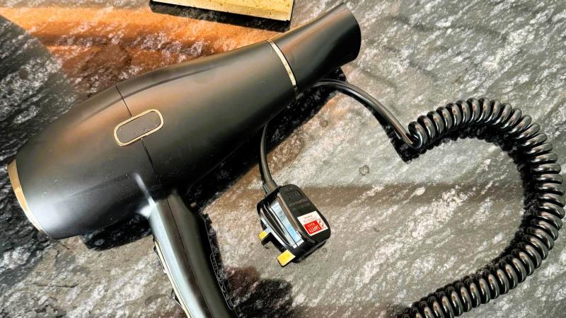ドライヤーの風量は強いけど、コードの部分があまり伸びないのが少し残念…
