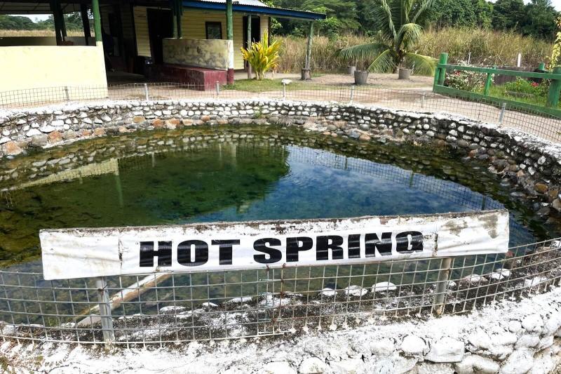 泥温泉は水着を着て泥を全身に塗り、15分ほど乾かしたあと、4つの温泉で順番にきれいに洗い流していきます。日本語ガイドの方が連れて行ってくださり、15分乾かしている間は、ガイドの方が敷地内で写真を撮ってくださり楽しく過ごせました。敷地内にマッサージもあり、30分40ドルでできます。