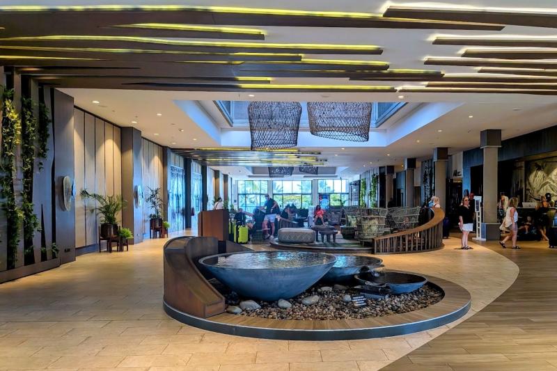 広く奥行きのあるロビー