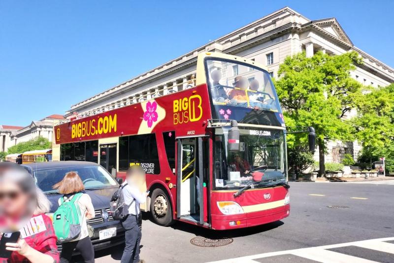 乗り降り自由のホップオン ホップオフ バスはオープントップバス