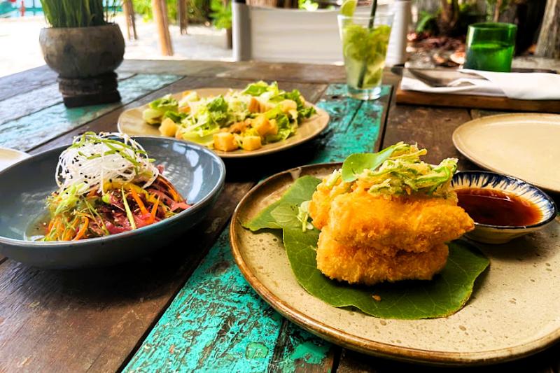 ランチのサラダ、豆腐揚げ