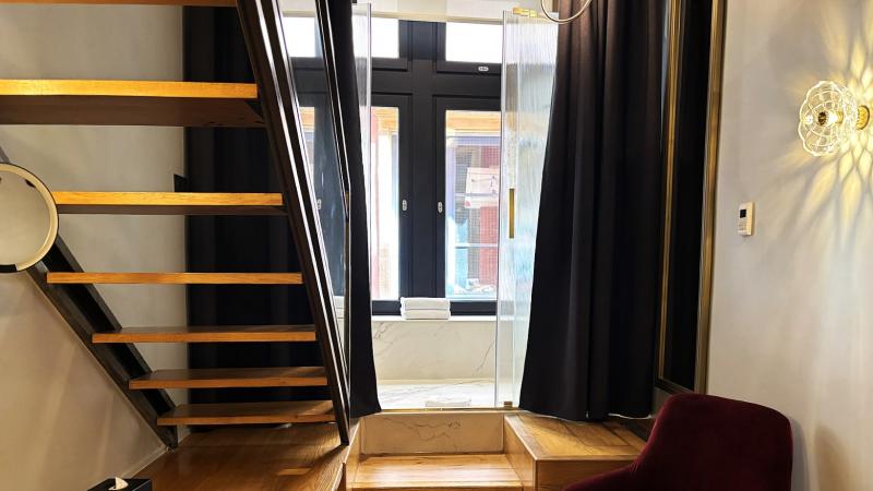 奥にシャワーブース