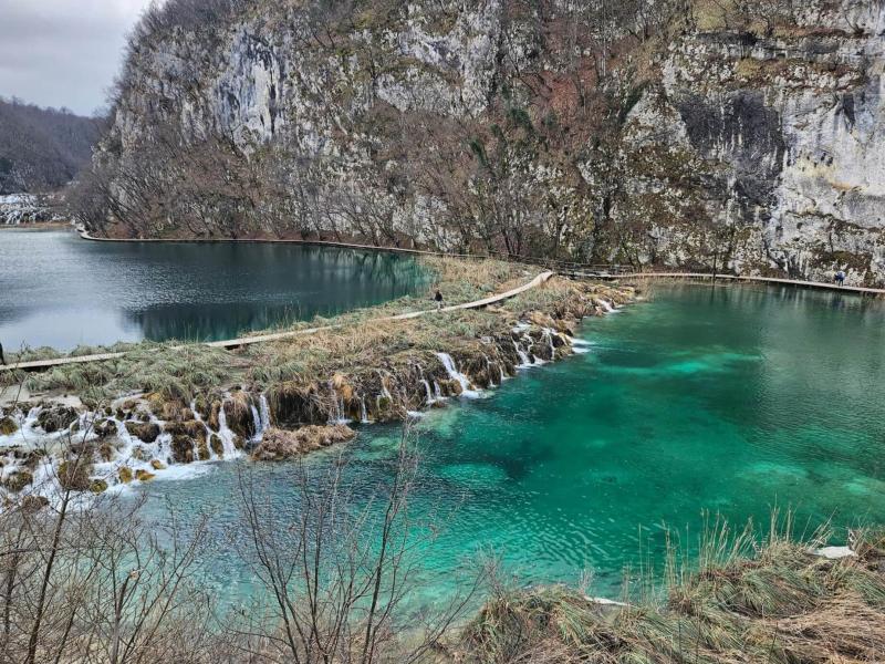 プリトヴィッツェ湖群国立公園の透き通る湖