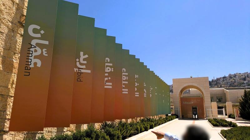 ヨルダンの都市名が書いてある標識を左手に見ながら入口へ