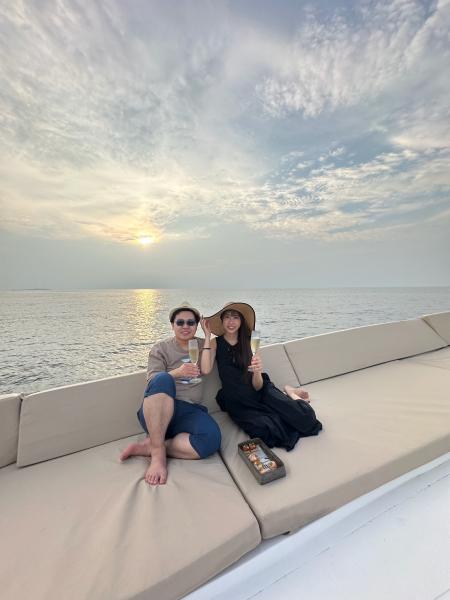 モルディブでのサンセットクルーズ。ことあるごとに、シャンパンや軽食が用意されていました