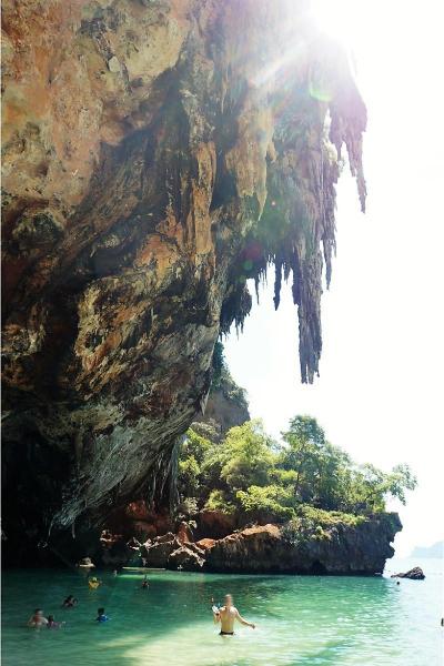 プラナンビーチには、ダイナミックなプラナン洞窟があります！！