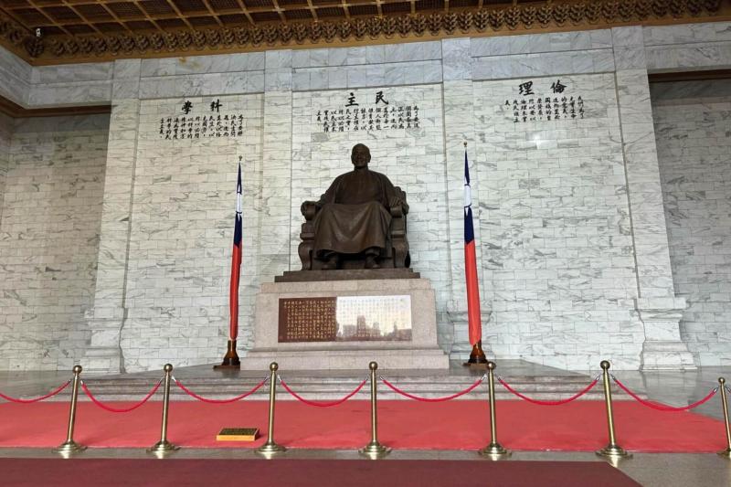 国立中正記念堂。記念堂内の屋内での衛兵交代式は昨年廃止されましたが、屋外での儀仗隊を見ることができました