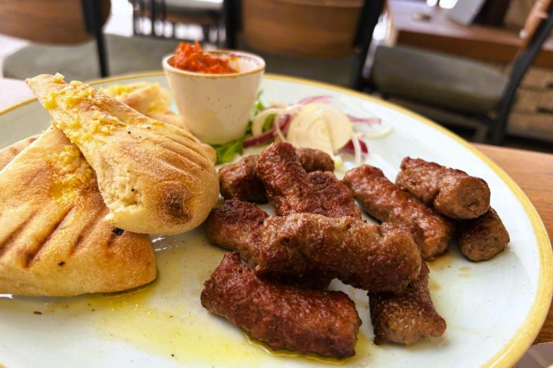 クロアチア名物チェヴァピ（皮なしのひき肉ソーセージ）を食べました（とっても美味！）