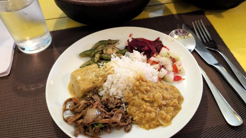 みんなで作ったスリランカカレーをいただきます