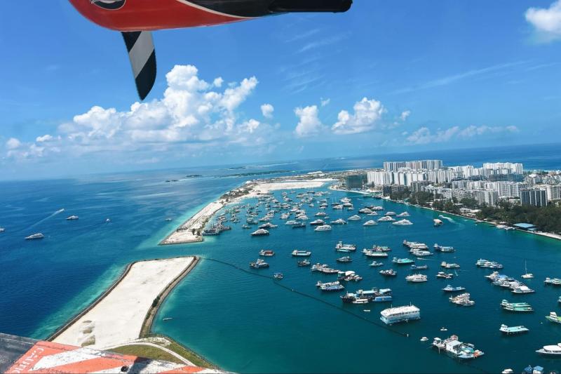 モルディブ到着後、リゾートまでは水上飛行機利用。水上飛行機からの眺め