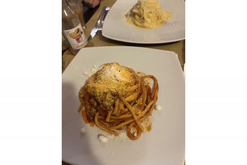ローマではカルボナーラ発祥の地を訪問したり、フィレンツェでは念願のビステッカ（ビーフステーキ）を美味しくいただきました！ あと、イタリアの現地ガイドさんに紹介して頂いたお店でいただいたブルスケッタ（トーストしたスライスパンに具材をトッピングした料理）がめちゃくちゃ美味しくてビックリしました！ イタリアはトマトがとっても美味しいですね。あ、毎日ジェラート食べてました笑
