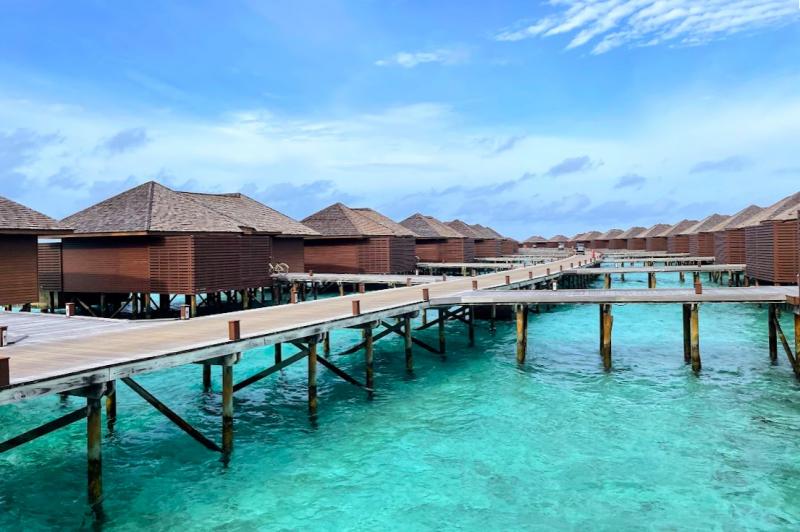 プール付きデラックスウォーターヴィラのある桟橋