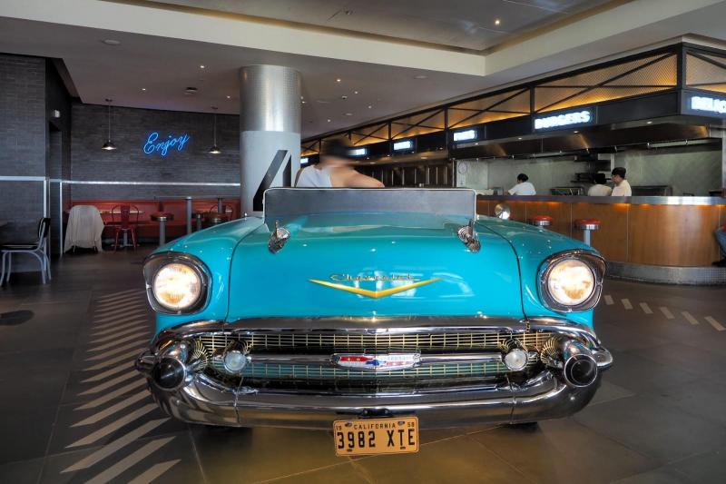店内にあるクラシックカーが印象的な「シボレー（Chevy's）」。ハンバーガーなどの軽食を提供しております