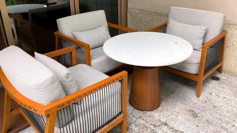 ベランダにもゆったりしたソファ