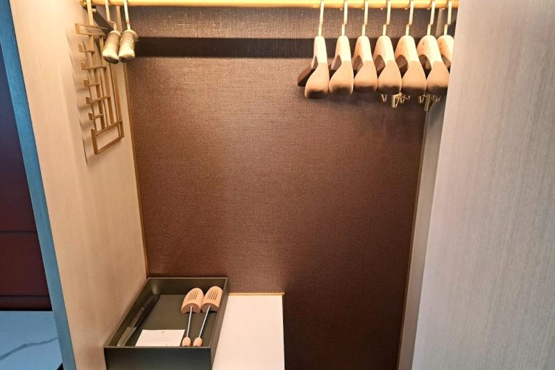 大切なお洋服を収納できるクロークも完備