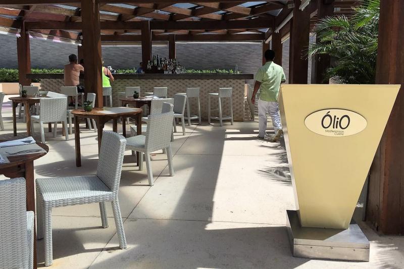 プールの脇にあるオープンエアの地中海料理レストラン「オーリオ（Olio）」