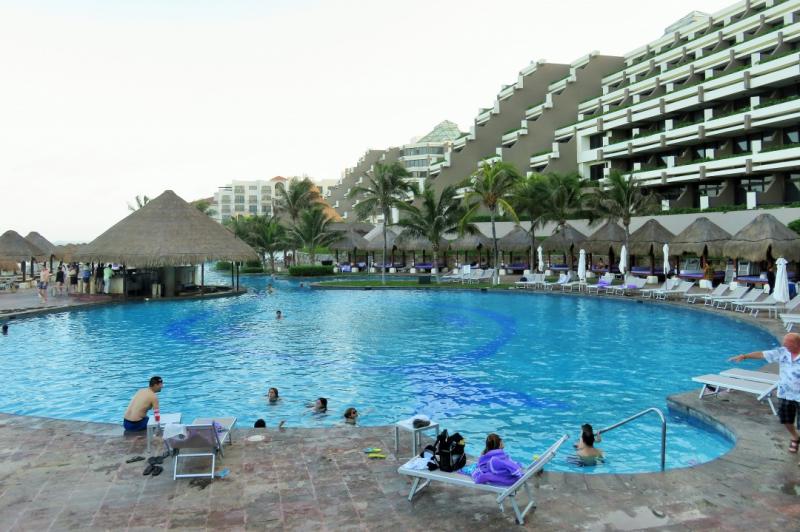 カリブ海側にはホテルのメインプールがあり、晴れた日にはプールサイドに多くの人があふれます。もちろんここで飲むお酒もオールインクルーシブに含まれます