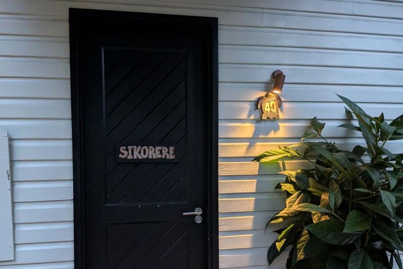 玄関ドアにはお部屋の名前が書いてあります