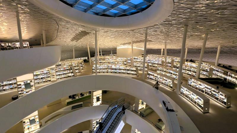 宇宙船のような図書館