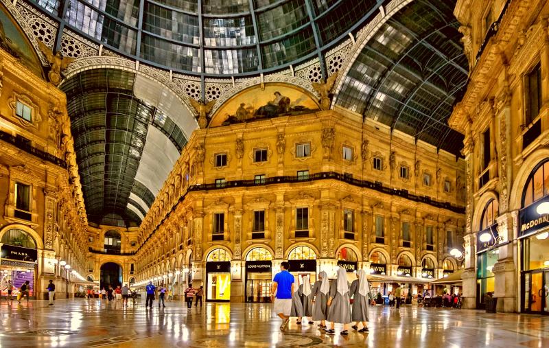 【ヴィットリオ・エマヌエーレ2世のガレリア】ミラノでドゥオーモと並んで街のシンボル的建物となっているアーケード。建物の中央部分はガラス張りの美しいドームとなっています。イタリアの有名ブランドプラダの本店をはじめ、高級ブランドも軒を連ねます。