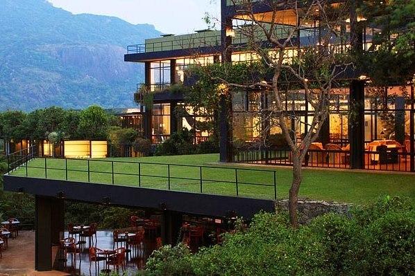 ●バワ建築スリランカ建築の巨匠ジェフリー・バワ。バワがどんな思いを込めて、その建物を設計したのか・・・思いを馳せながらリゾートに込められた思いをたどってみましょう。